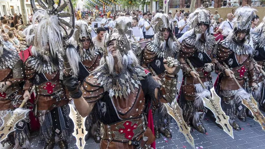 Los Moros y Cristianos llenan de fiesta las calles de Xixona