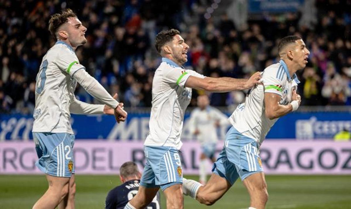 Marcos Cuenca y Tachi festejan con El Yamiq el 1-0 del Real Zaragoza.