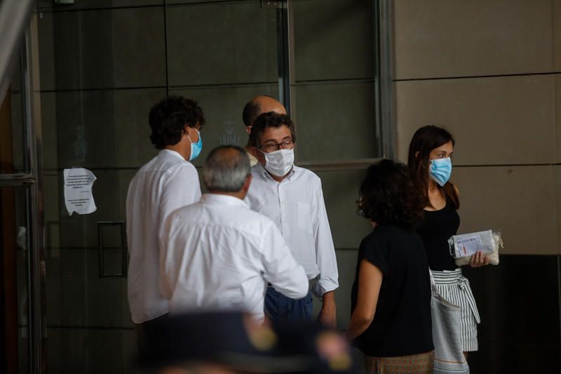 Compañeros y amigos de Ramón Vilar le despiden en el tanatorio de València