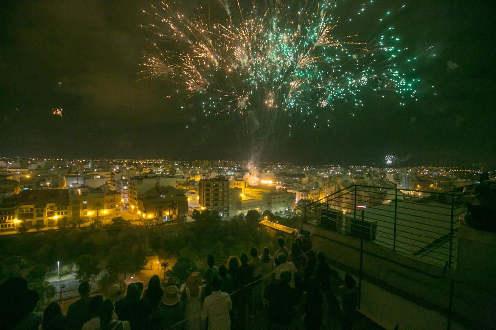 La Palmera de la Virgen ha hecho que la noche se convierta en día, en el cierre de la Nit de l''Albà