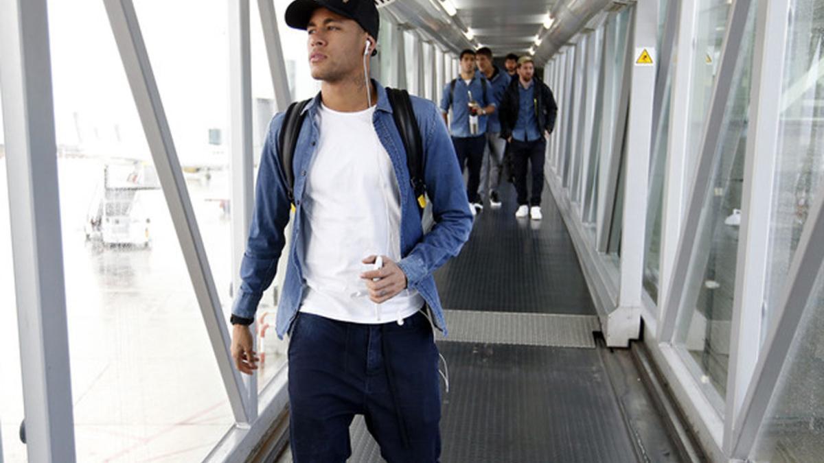 Neymar apareció en el aeropuerto con rostro serio y mirada perdida
