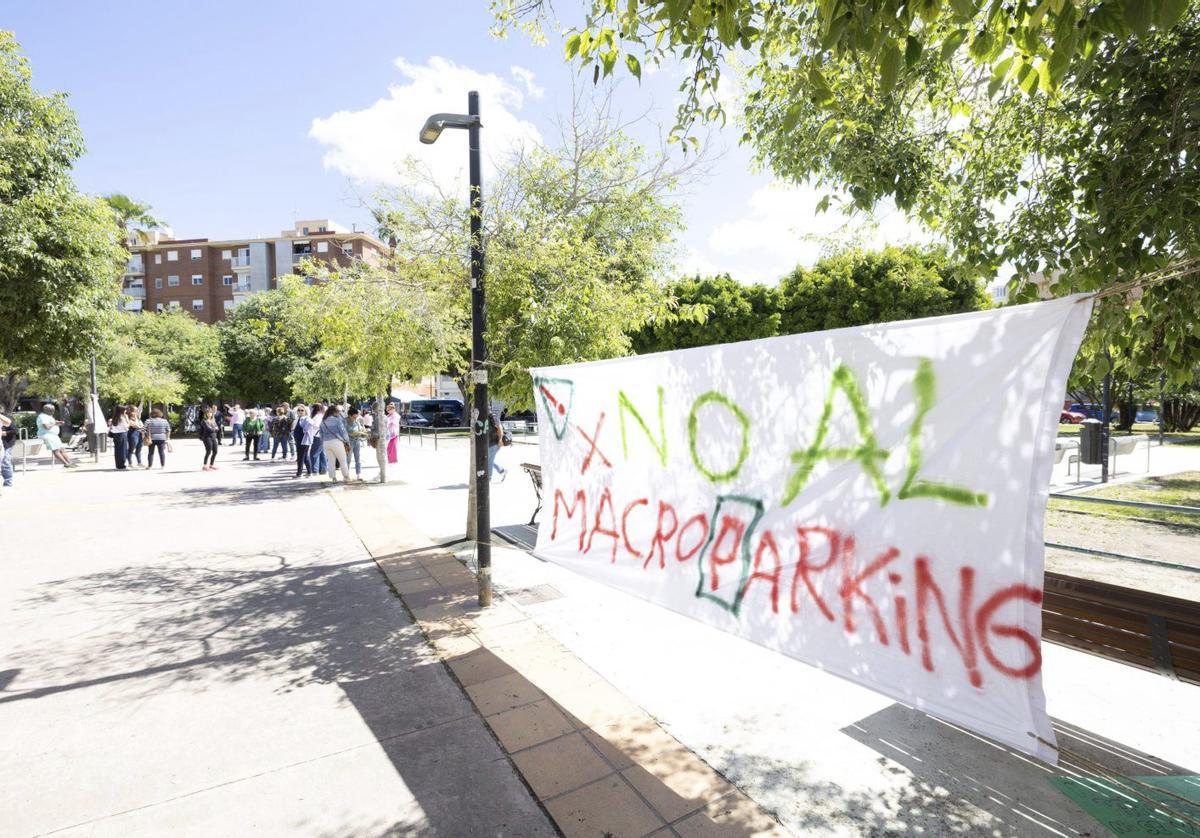 Una de las pancartas colgadas en el barrio. |
