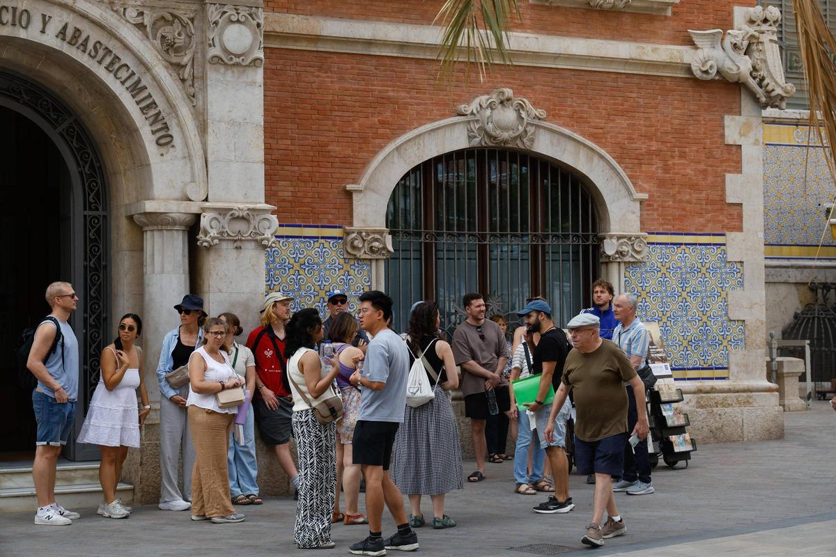 Un grupo de turistas en el centro de la ciudad de València, este año.