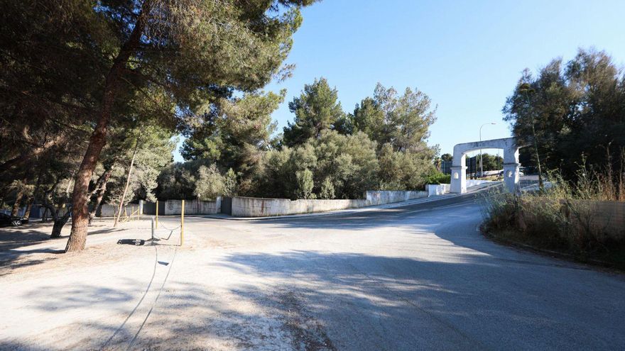 A la izquierda, en la bifurcación del vial se ubica la zona pública donde el Ayuntamiento estudia habilitar la parada de taxis. | TONI ESCOBAR