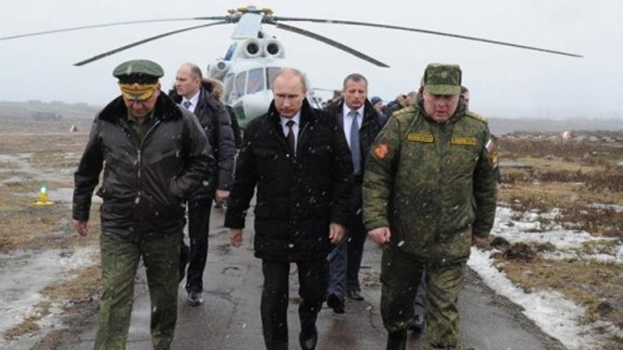 Putin supervisa maniobras militares