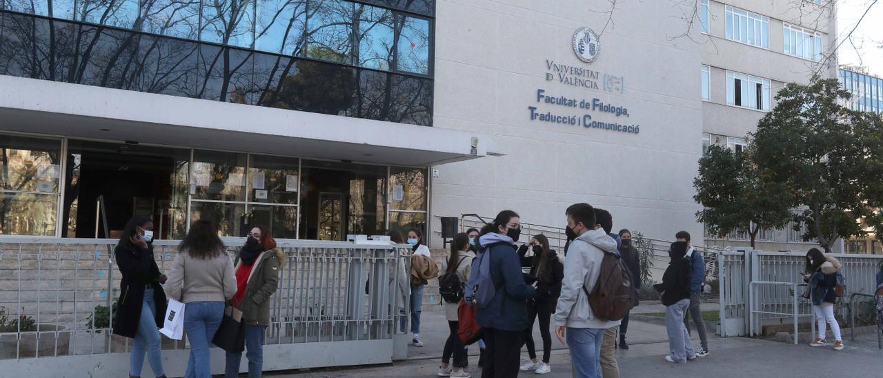 Estudiantes en la Facultad de Filología de la UV.