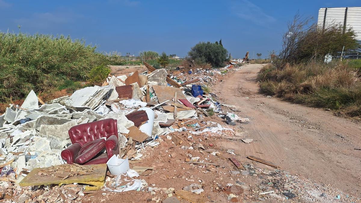 Fotogalería I Las imágenes del macrovertedero junto a la AP-7 en Vila-real