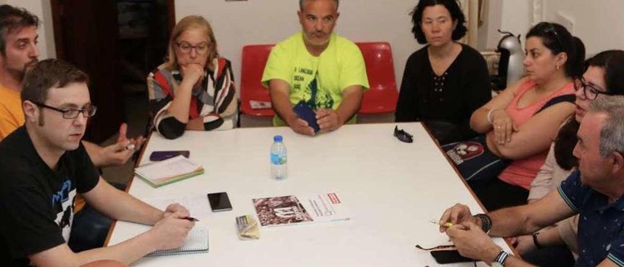 Félix Lamas, de frente, en una reunión para hablar del auditorio en la sede de Esquerda Unida. // Muñiz