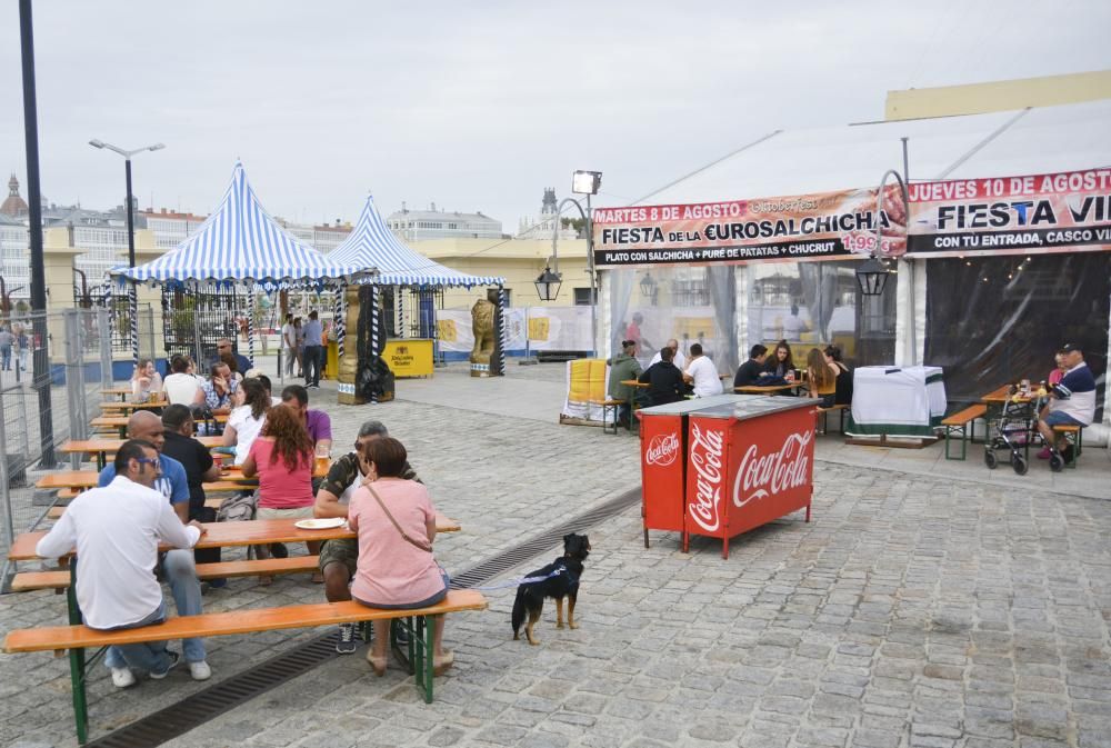 Los asistentes pueden degustar diferentes tipos de cerveza, así como comida típica alemana como salchichas o codillo.