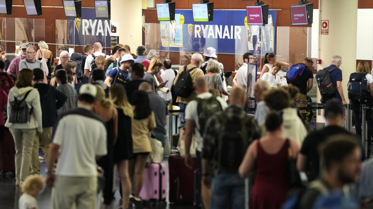 Mostradores de Ryanair en la T2 del aeropuerto de El Prat, en el día de huelga de los tripulantes de cabina de esa compañía y easyJet