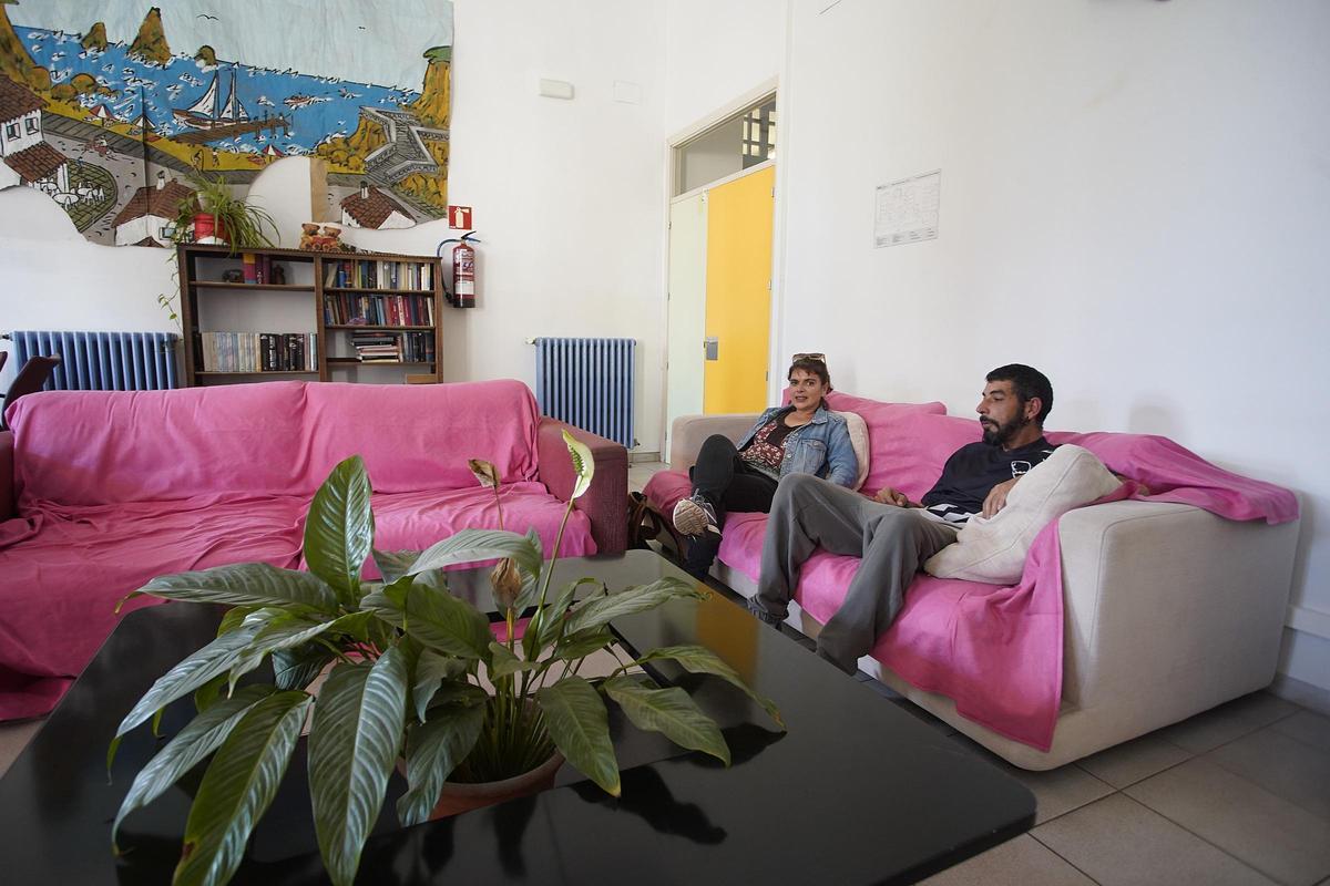 Inés Comamala i Juanpe García descansant al menjador de la llar.