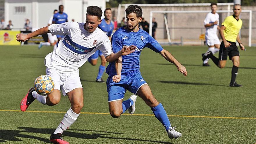 Un jugador de l&#039;Escala lluitant una pilota en el partit de la setmana passada contra el Bescanó.