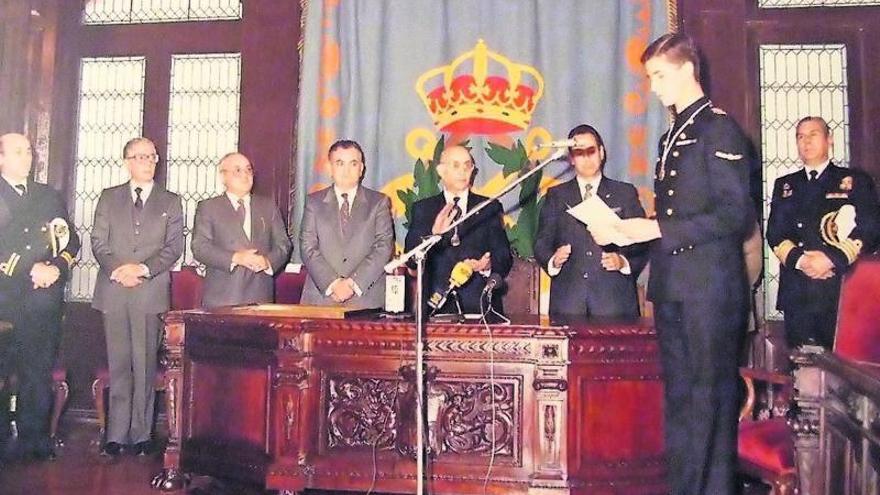 Don Felipe firma en el libro de honor del Concello, ante el alcalde.