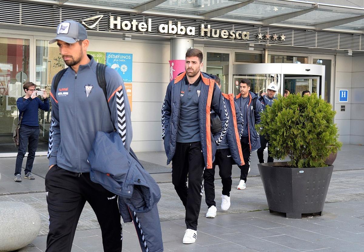 Els jugadors de l’Albacete, al sortir de l’hotel d’Osca.