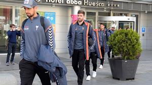 Els jugadors de l’Albacete, al sortir de l’hotel d’Osca.