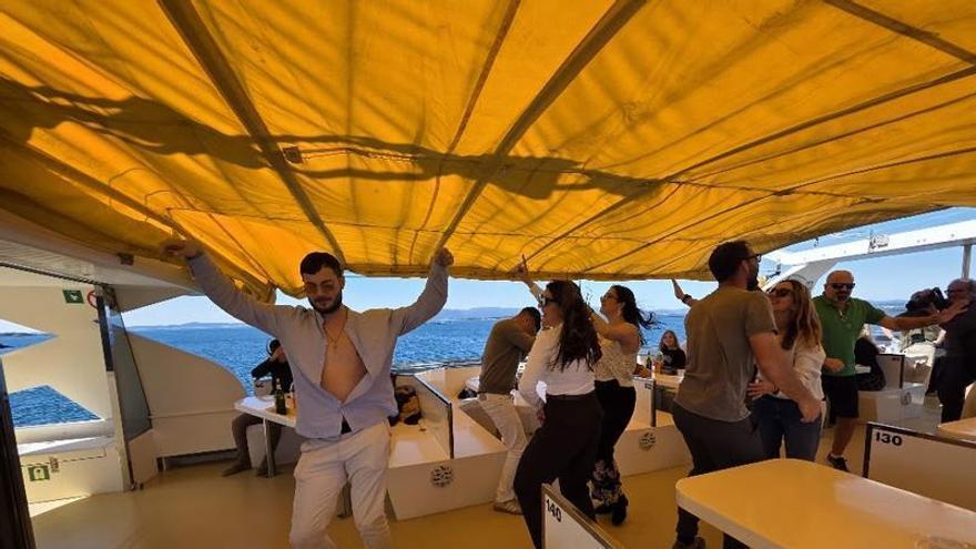 Los catamaranes se erigen como una de las grandes bazas turísticas de la ría