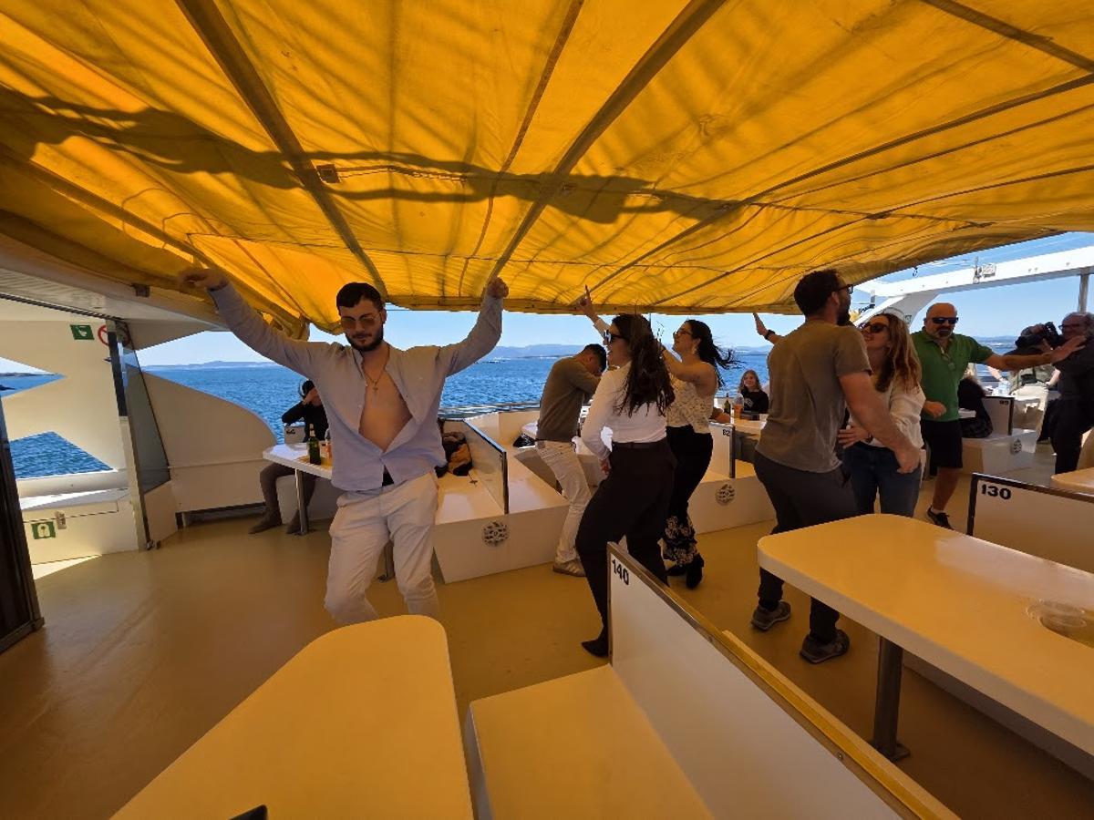 Gente bailando a bordo del catamarán «Fly Delfín».