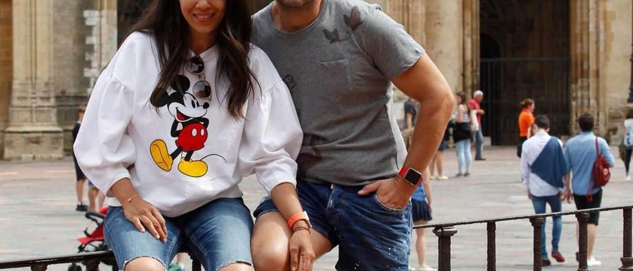 Una pareja se fotografía delante de la Catedral de Oviedo.