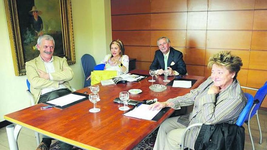 De izquierda a derecha, Ramón Rodríguez, Carmen Pérez Novo, Clemente Escolar y Paloma Castillo, en la tarde de ayer, durante la tertulia.
