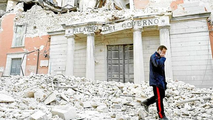 Estat en què va quedar un dels edificis governamentals després del sisme