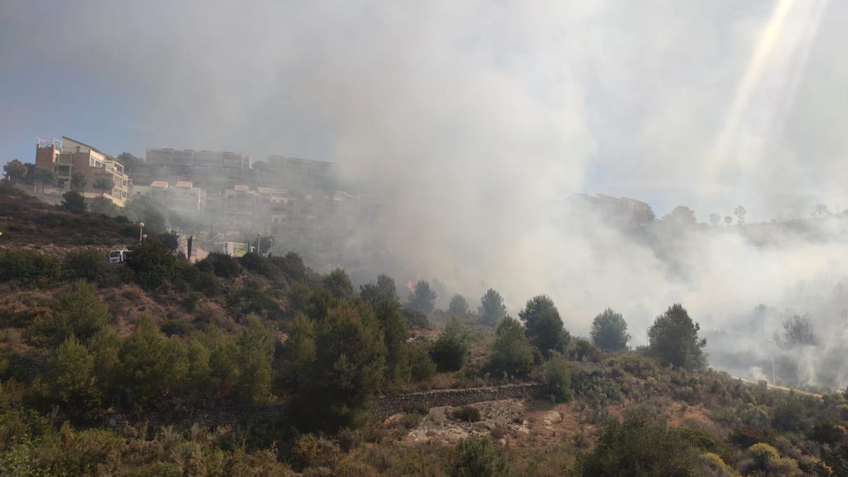 Vídeo: Los bomberos intentan sofocar un incendio en Torre Bellver (Orpesa)