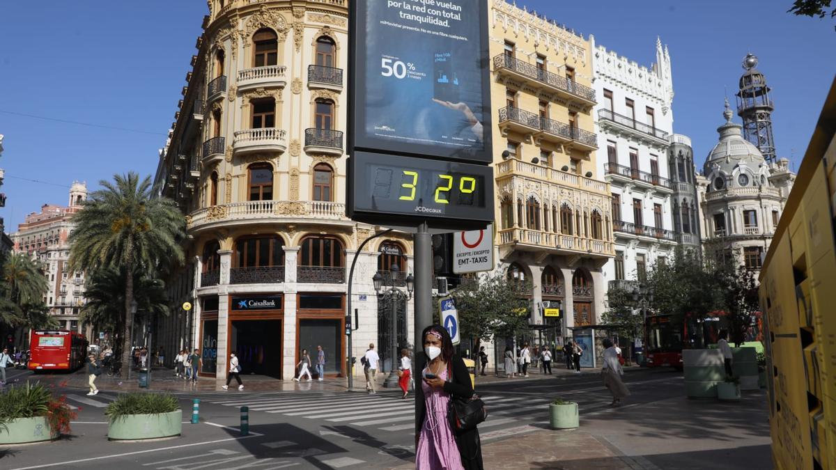 Una mujer camina por València y el termómetro marca los 32 grados.