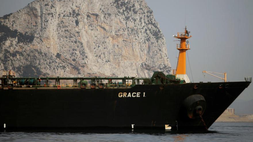 El carguero &#039;Grace 1&#039; junto al peñón de Gibraltar.