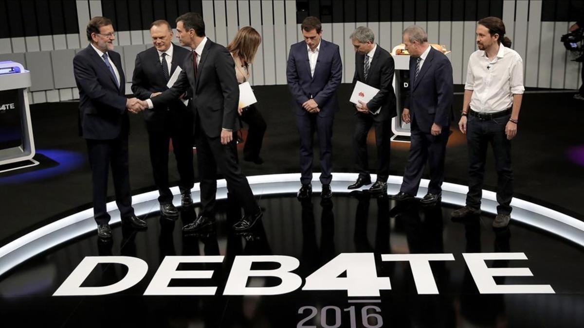 Los principales candidatos para las elecciones generales, este lunes, junto a los presentadores del debate a cuatro