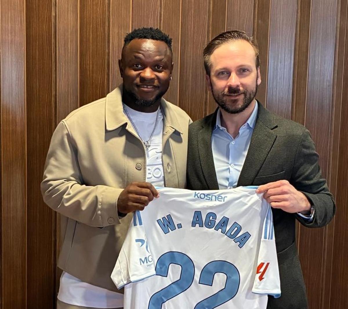 Agada y Gerardo Piris, agente del jugador, ayer tras la presentación del nigeriano.