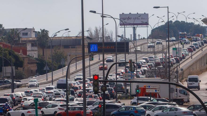 Gran atasco en la salida de València por Ausiàs March