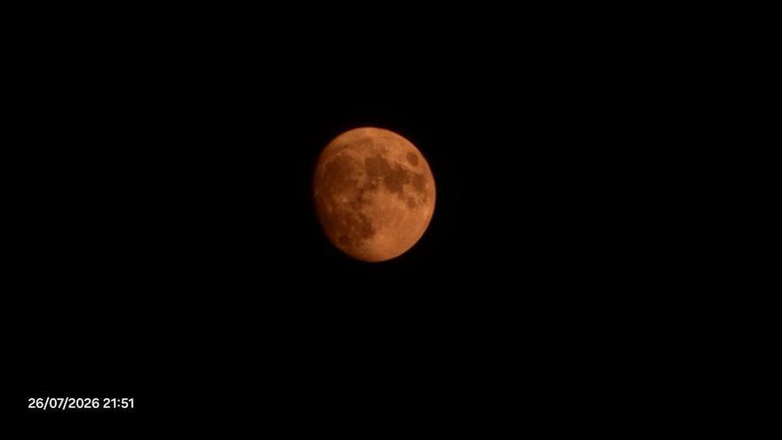 ¿Por qué la Luna se vio roja y anaranjada este domingo en Ibiza?