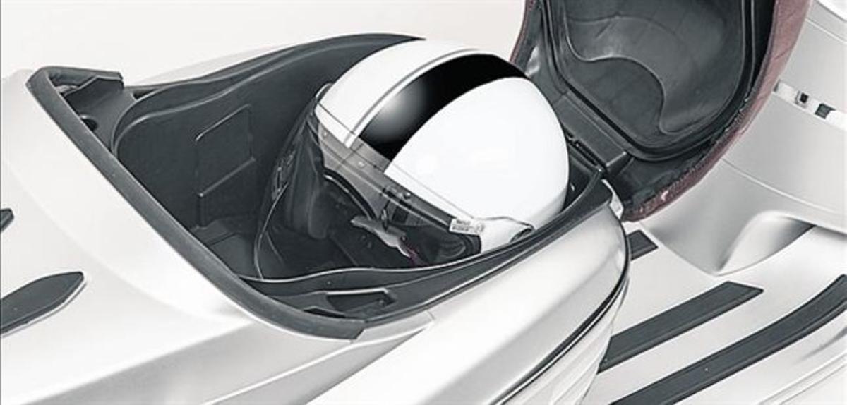 BEN EQUIPAT.  Sota el seient s’hi pot guardar un casc obert amb pantalla. El llum és de tipus led i el quadro d’instruments resulta complet amb termòmetre inclòs.