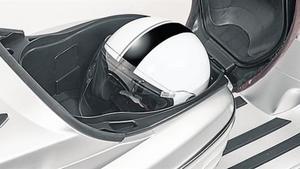 BEN EQUIPAT.  Sota el seient s’hi pot guardar un casc obert amb pantalla. El llum és de tipus led i el quadro d’instruments resulta complet amb termòmetre inclòs.