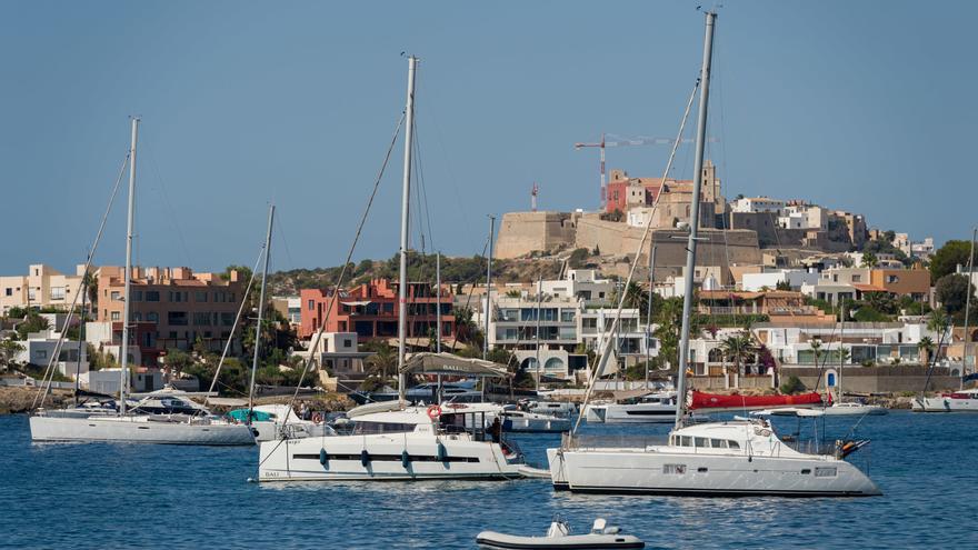 Varios barcos fondeados en la playa de Talamanca, a 24 de agosto, en Ibiza, Baleares (España).