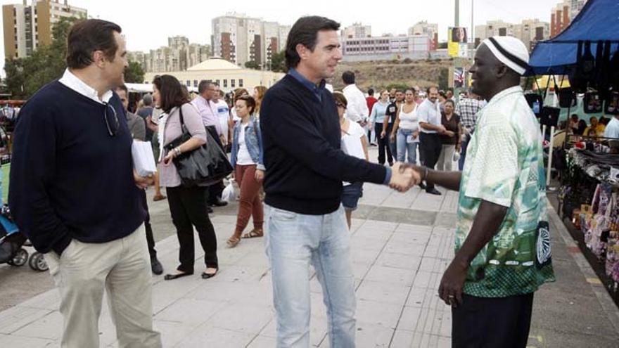 José Manuel Soria recorre el Mercadillo de Jinámar y ofrece un mitin