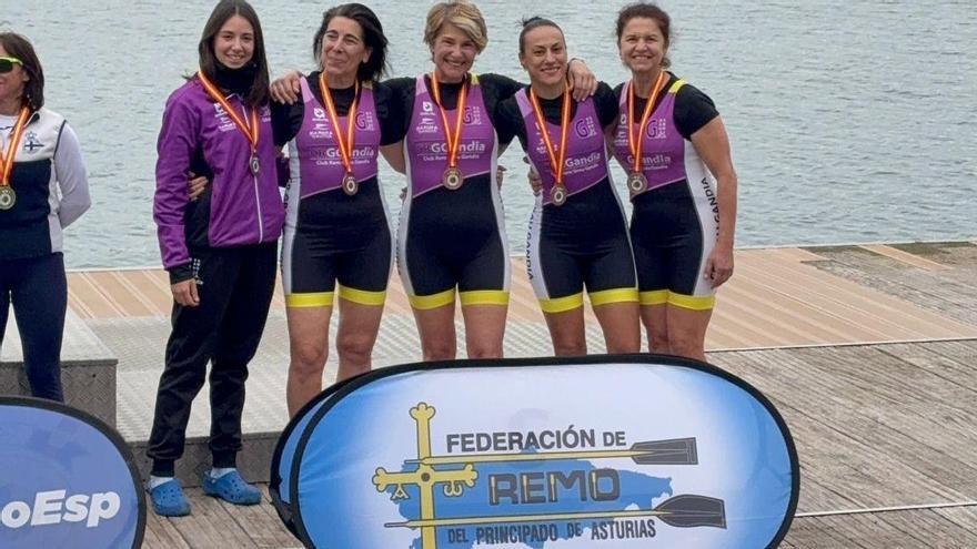 Las veteranas del club del Grau, en el podio del Nacional