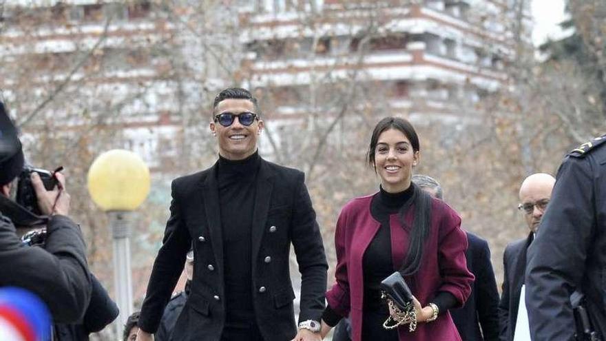 Cristiano Ronaldo, acompañado de su pareja, a la entrada a la Audiencia Nacional.