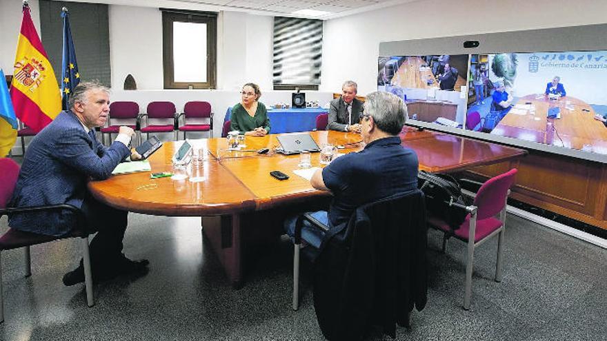 Ángel Víctor Torres (i) preside el Consejo de Gobierno en Las Palmas.