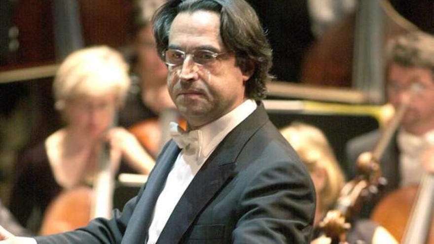 Riccardo Muti dirigiendo La Scala de Milan .