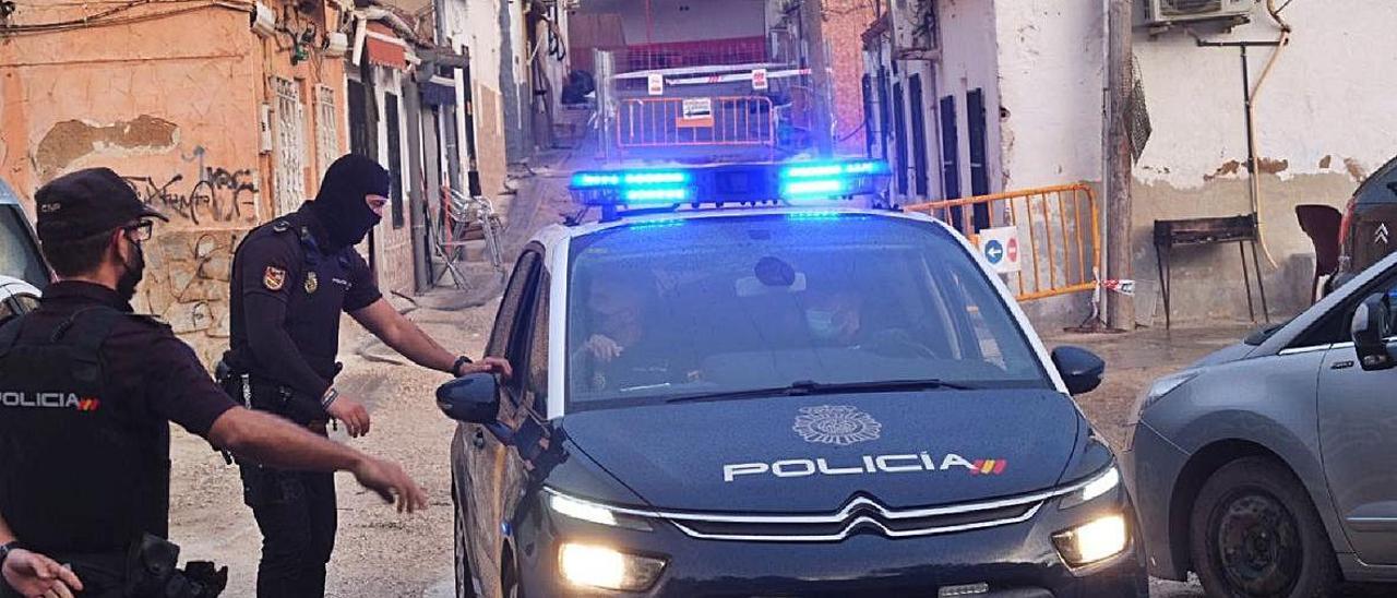 Operación contra el tráfico de drogas desplegada por la Policía Nacional en el barrio de La Tafalera de Elda. |