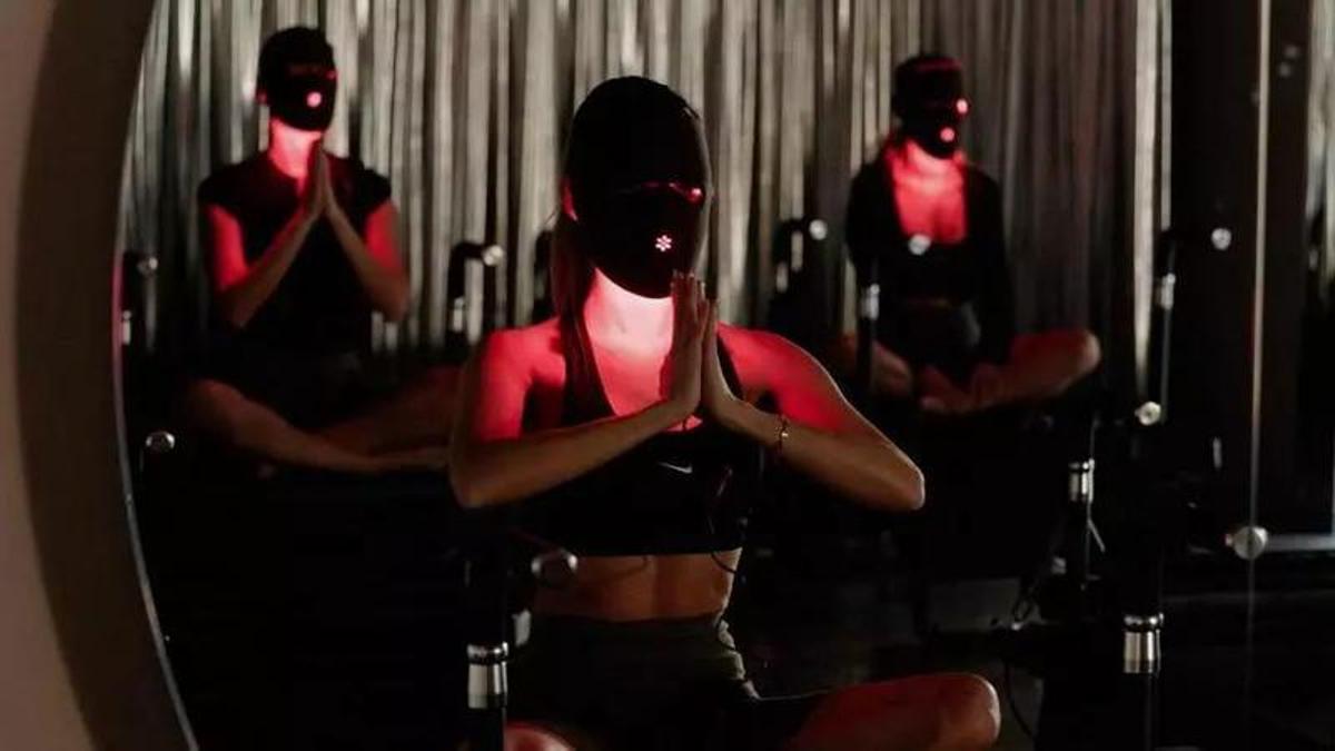Meditación con 'glow mask' en la última fiesta secreta de ClandestineMood en Iron Studios.
