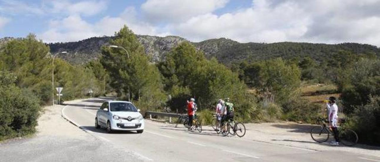 Un grupo de ciclistas transitaba ayer por la Ma-1015, entre Palmanova y Calvià vila.