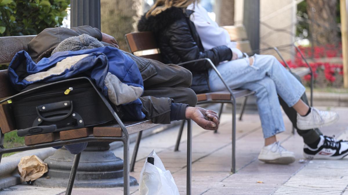 Una persona duerme en un banco de Alicante, en una imagen de archivo