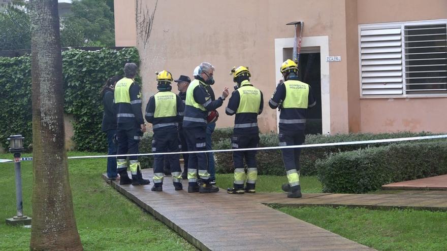 Los Bomberos de Mallorca apuntalan el aparcamiento incendiado en sa Coma.