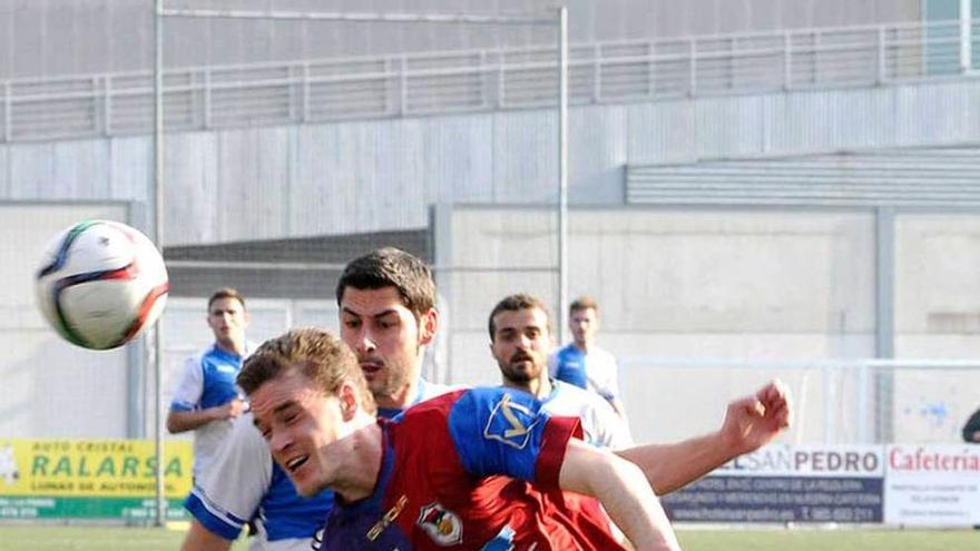 El azulgrana Nuño despeja el balón ante Villa.