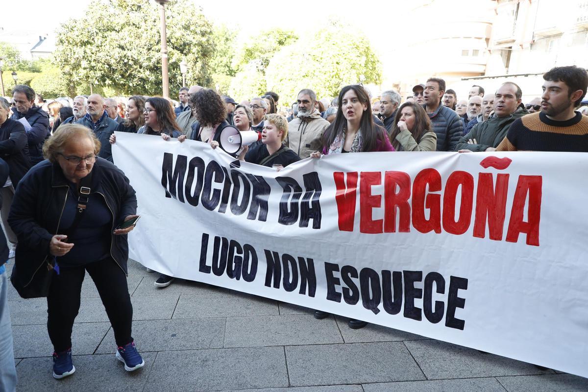Protestas a las puertas del concello de Lugo.