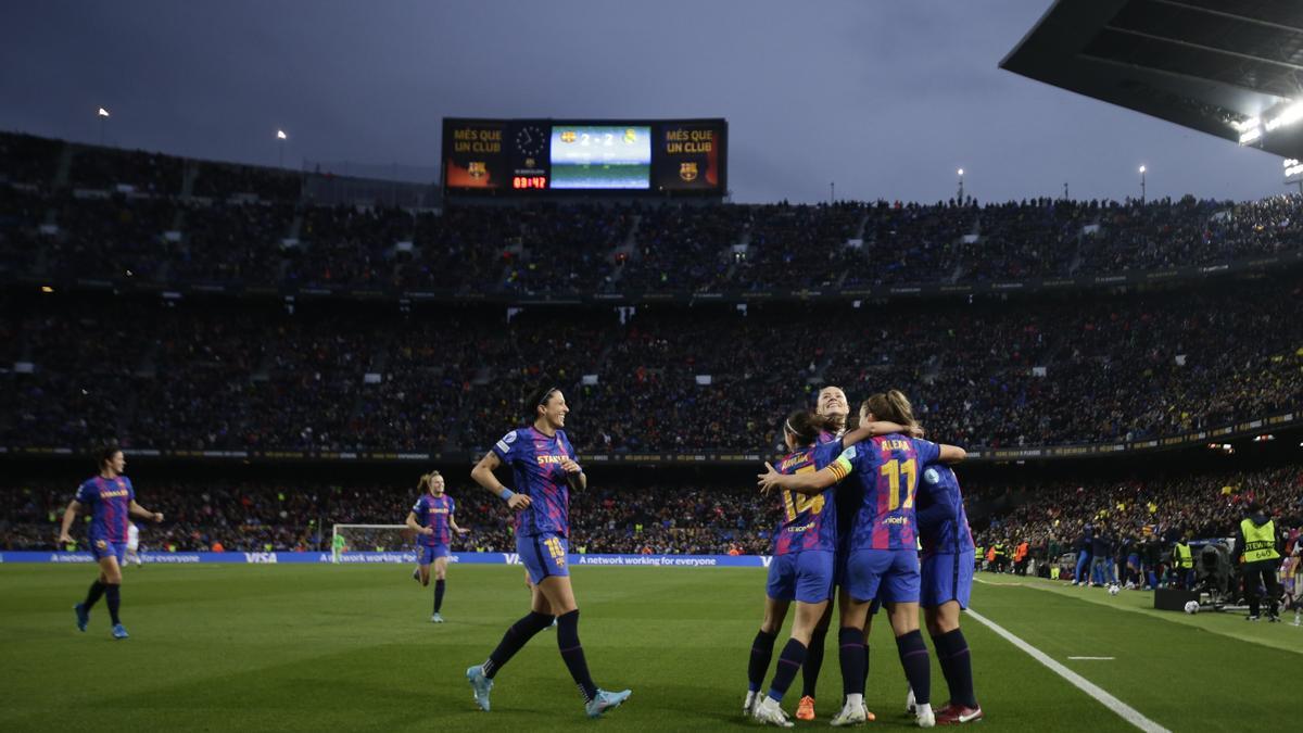 Barcelonas Spielerinnen feiern das 3:2 für Barcelona.