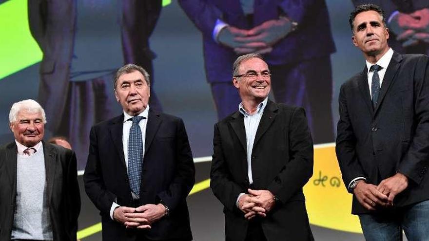 Poulidor, Merckx, Hinault e Indurain, ayer, en la presentación del Tour 2019. // Stephane de Sakutin