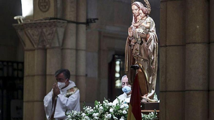 Javier Gómez Cuesta, en el centro, junto a la imagen de la Virgen del Carmen.