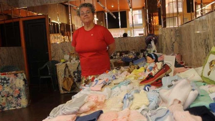 Mamen Rodríguez, en el mercado solidario de Luarca.